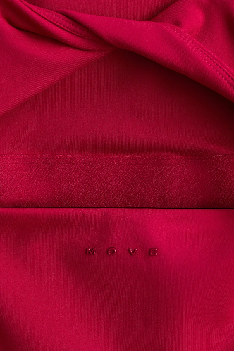 اتش اند ام بلوزات رياضية بقصّة ضيقة مع تقنية سوفت موف